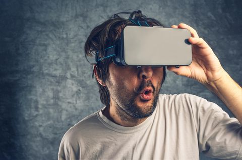 Ein Mann guckt durch eine VR-Brille. Das werde wohl nicht viele am Valentinstag machen
