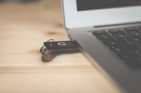 Was Leute heimlich googeln: Wird mein USB-Stick durch mehr Daten schwerer?