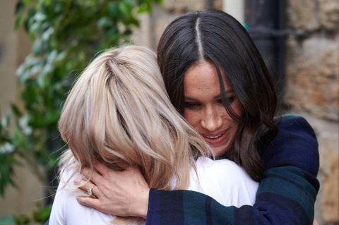Meghan Markle umarmt Frau beim Besuch von "Social Bite"
