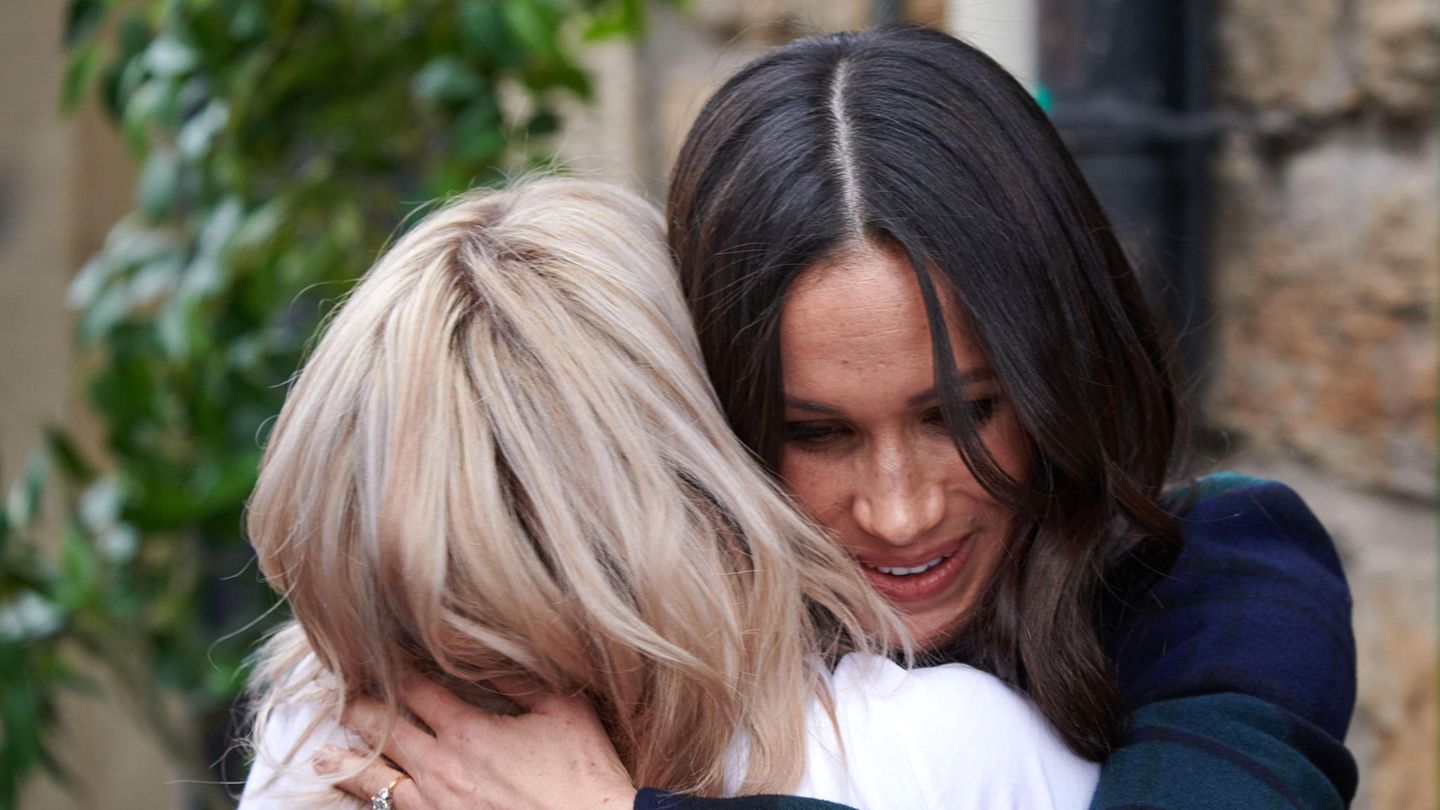Meghan Markle umarmt Frau beim Besuch von "Social Bite"