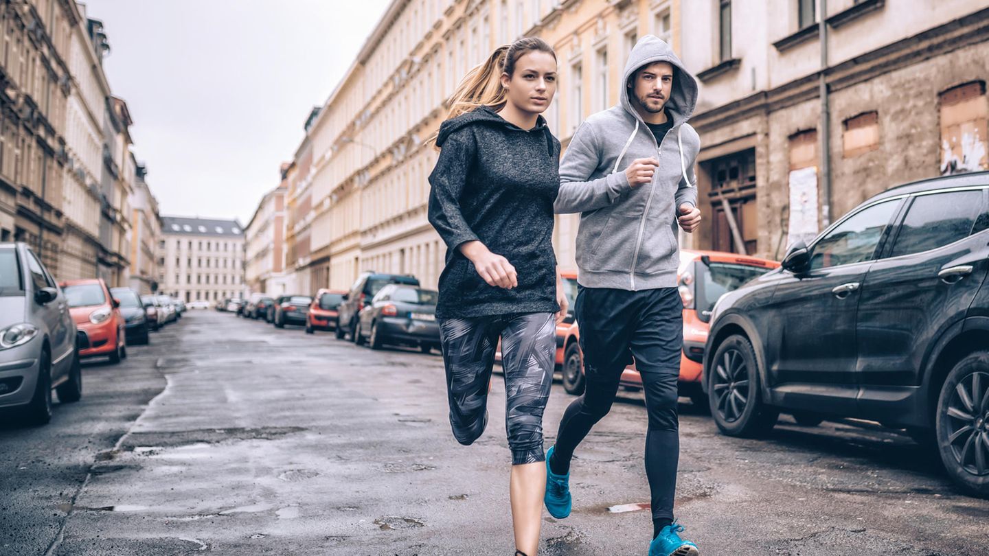 Frau und mann gemeinsam beim Laufen