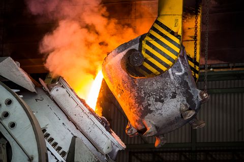 Gold, Silber und andere Edelmetalle werden im Aurubis-Werk Hamburg aus dem Anodenschlamm gewonnen, der bei der Kupfergewinnung übrig bleibt.