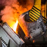 Gold, Silber und andere Edelmetalle werden im Aurubis-Werk Hamburg aus dem Anodenschlamm gewonnen, der bei der Kupfergewinnung übrig bleibt.
