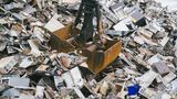 Von einem geschätzten Gesamtwert aller gewinnbaren Materialien im Müll von rund 55 Milliarden im Jahr 2016 verschwindet ein Großteil einfach - auf Mülldeponien, in Schrottpressen oder Verbrennungsanlagen.