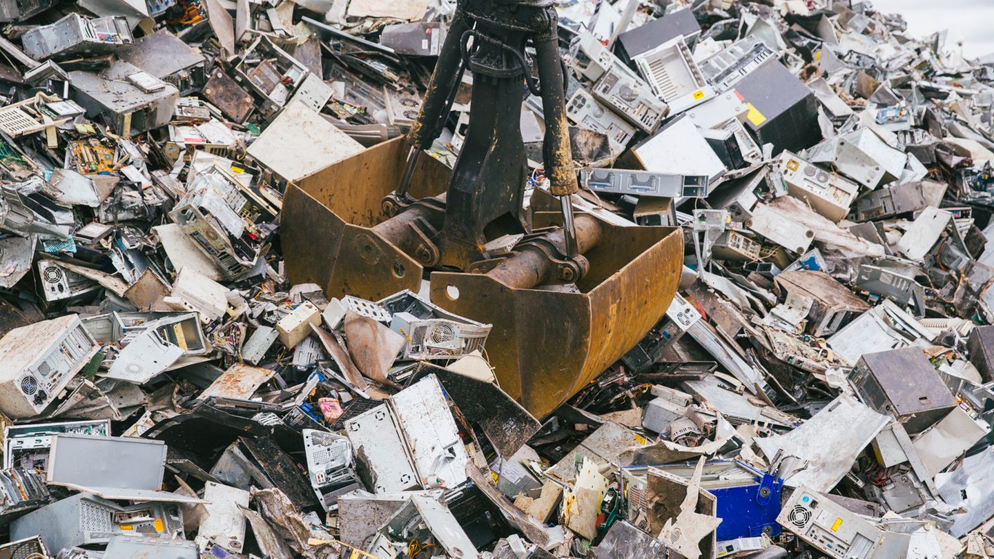 Von einem geschätzten Gesamtwert aller gewinnbaren Materialien im Müll von rund 55 Milliarden im Jahr 2016 verschwindet ein Großteil einfach - auf Mülldeponien, in Schrottpressen oder Verbrennungsanlagen.
