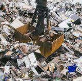 Von einem geschätzten Gesamtwert aller gewinnbaren Materialien im Müll von rund 55 Milliarden im Jahr 2016 verschwindet ein Großteil einfach - auf Mülldeponien, in Schrottpressen oder Verbrennungsanlagen.