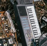 Alleine für die in Deutschland jährlich verkauften 24 Millionen Geräte werden nach einer Studie des Vereins "Deutsche Umwelthilfe" 1531 Tonnen Kunststoff, 396 Tonnen Kupfer und 7320 Kilogramm Silber benötigt.