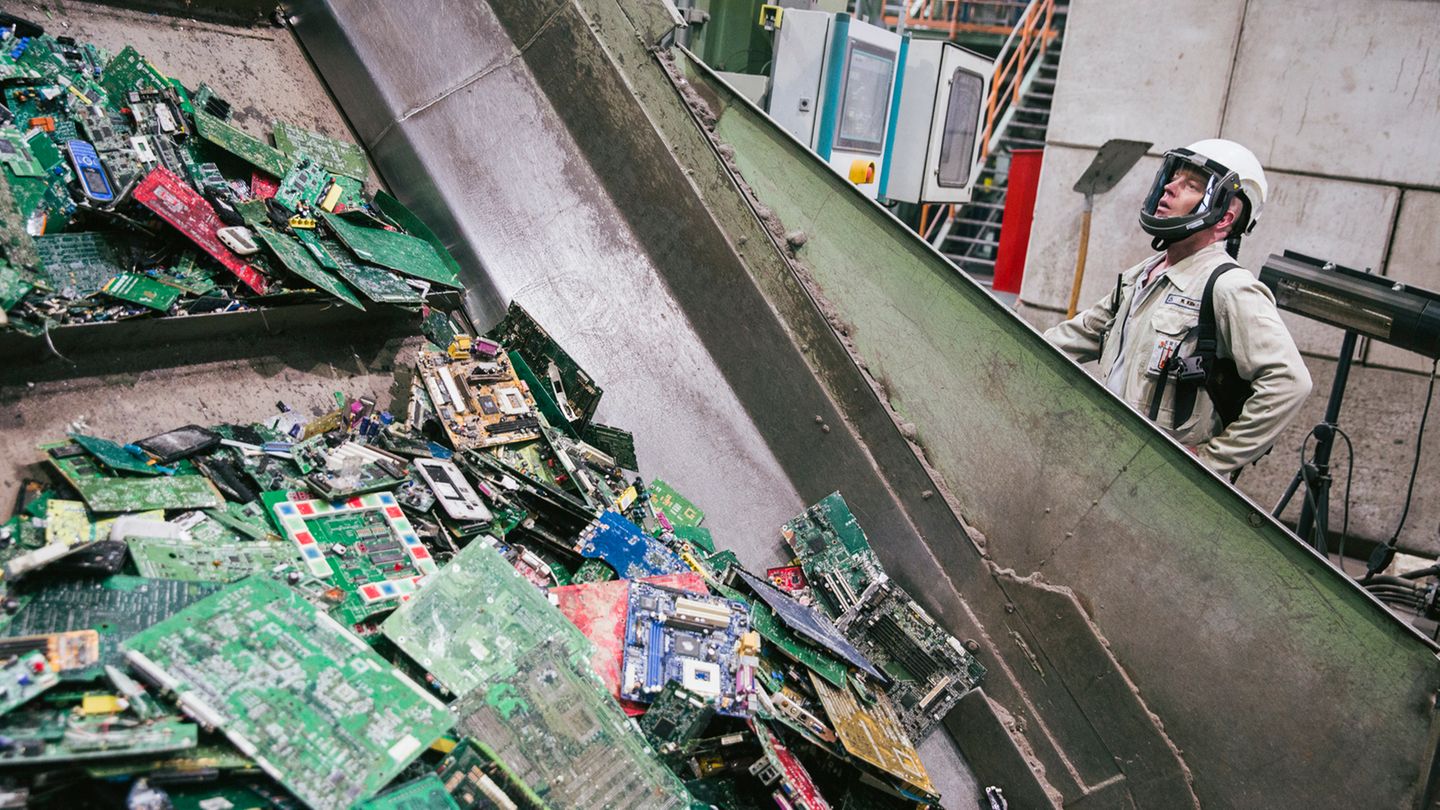 Den Innereien von 150 Millionen PCs mit einem Gewicht von rund 1,5 Millionen entnimmt das Recycling-Unternehmen in komplizierten Verfahren alle wiederverwertbaren Rohstoffe
