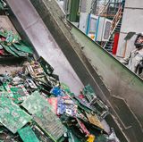 Den Innereien von 150 Millionen PCs mit einem Gewicht von rund 1,5 Millionen entnimmt das Recycling-Unternehmen in komplizierten Verfahren alle wiederverwertbaren Rohstoffe