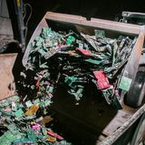 Containerweise werden die Platinen verarbeitet. Eine LKW-Ladung PC-Bauteile kostet etwa eine halbe Million Euro.