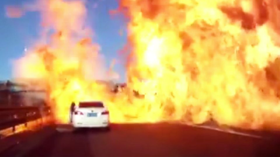 Schock auf Autobahn: Großbrand ausgelöst: Tanklaster mit Flüssiggas verunglückt