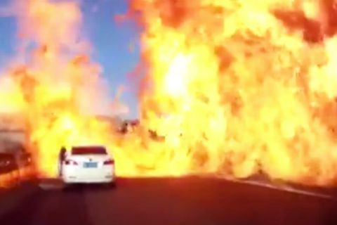 Schock auf Autobahn: Großbrand ausgelöst: Tanklaster mit Flüssiggas verunglückt