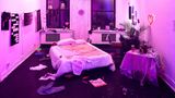 "Slide to Expose" ist eine Augmented Reality-Installation von den Künstlern Molly Soda, Nicole Ruggiero und dem Berliner Künstlerkollektiv Refrakt. "Wir wollen, dass die Betrachter herumschnüffeln und aktiv in die Privatsphäre der fiktiven Bewohnerin eindringen", sagt Nicole Ruggiero. "Wir gelangen ständig in die privaten Räume anderer Leute – über Instagram, Snapchat oder Facebook, aber wenn man das im echten Leben macht, scheint es uns unheimlich."