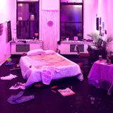 "Slide to Expose" ist eine Augmented Reality-Installation von den Künstlern Molly Soda, Nicole Ruggiero und dem Berliner Künstlerkollektiv Refrakt. "Wir wollen, dass die Betrachter herumschnüffeln und aktiv in die Privatsphäre der fiktiven Bewohnerin eindringen", sagt Nicole Ruggiero. "Wir gelangen ständig in die privaten Räume anderer Leute – über Instagram, Snapchat oder Facebook, aber wenn man das im echten Leben macht, scheint es uns unheimlich."