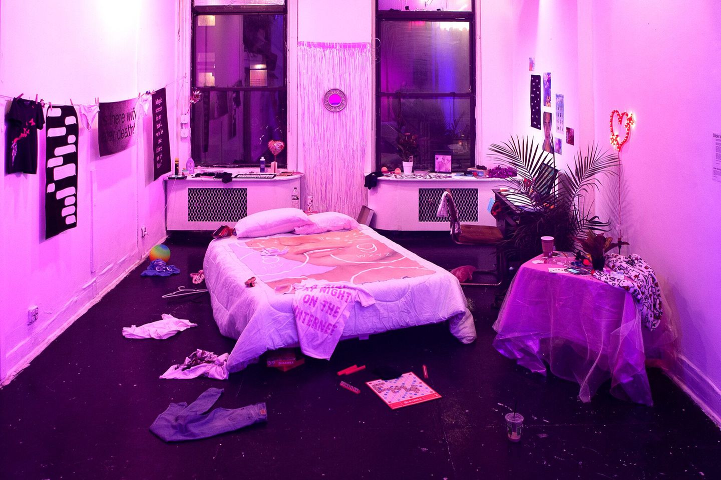 Ausstellung "Virtual Normality": "Slide to Expose" ist eine Augmented Reality-Installation von den Künstlern Molly Soda, Nicole Ruggiero und dem Berliner Künstlerkollektiv Refrakt. "Wir wollen, dass die Betrachter herumschnüffeln und aktiv in die Privatsphäre der fiktiven Bewohnerin eindringen", sagt Nicole Ruggiero. "Wir gelangen ständig in die privaten Räume anderer Leute – über Instagram, Snapchat oder Facebook, aber wenn man das im echten Leben macht, scheint es uns unheimlich." "Slide to Expose" ist eine Augmented Reality-Installation von den Künstlern Molly Soda, Nicole Ruggiero und dem Berliner Künstlerkollektiv Refrakt. "Wir wollen, dass die Betrachter herumschnüffeln und aktiv in die Privatsphäre der fiktiven Bewohnerin eindringen", sagt Nicole Ruggiero. "Wir gelangen ständig in die privaten Räume anderer Leute – über Instagram, Snapchat oder Facebook, aber wenn man das im echten Leben macht, scheint es uns unheimlich."