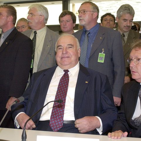 Alt-Kanzler Helmut Kohl (M.) sitzt im Juni 2000 am Zeugentisch vor dem Bundestags-Untersuchungsausschuss in Berlin