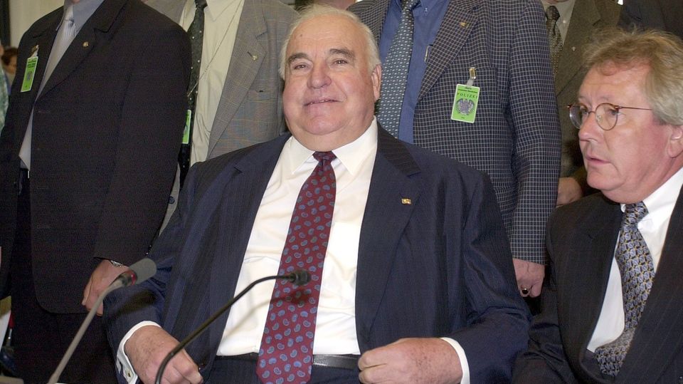 Alt-Kanzler Helmut Kohl (M.) sitzt im Juni 2000 am Zeugentisch vor dem Bundestags-Untersuchungsausschuss in Berlin