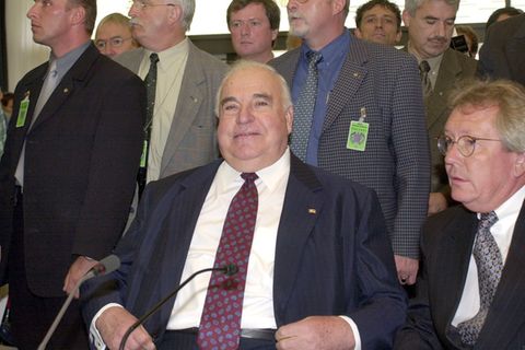 Alt-Kanzler Helmut Kohl (M.) sitzt im Juni 2000 am Zeugentisch vor dem Bundestags-Untersuchungsausschuss in Berlin