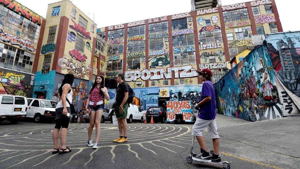 5Pointz Eine Gruppe Jugendliche vor dem 5Pointz