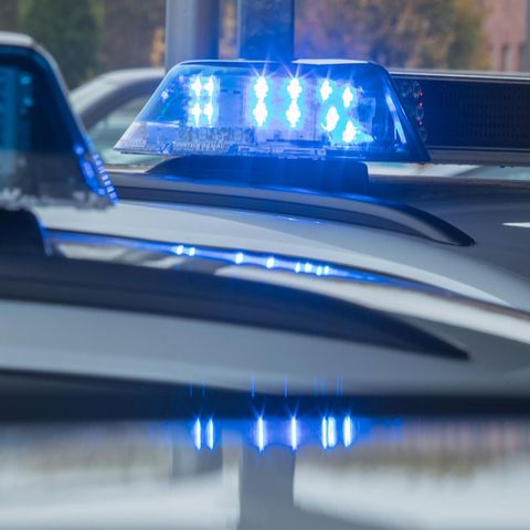 Das Blaulicht auf einem Polizeiauto ist aktiviert.