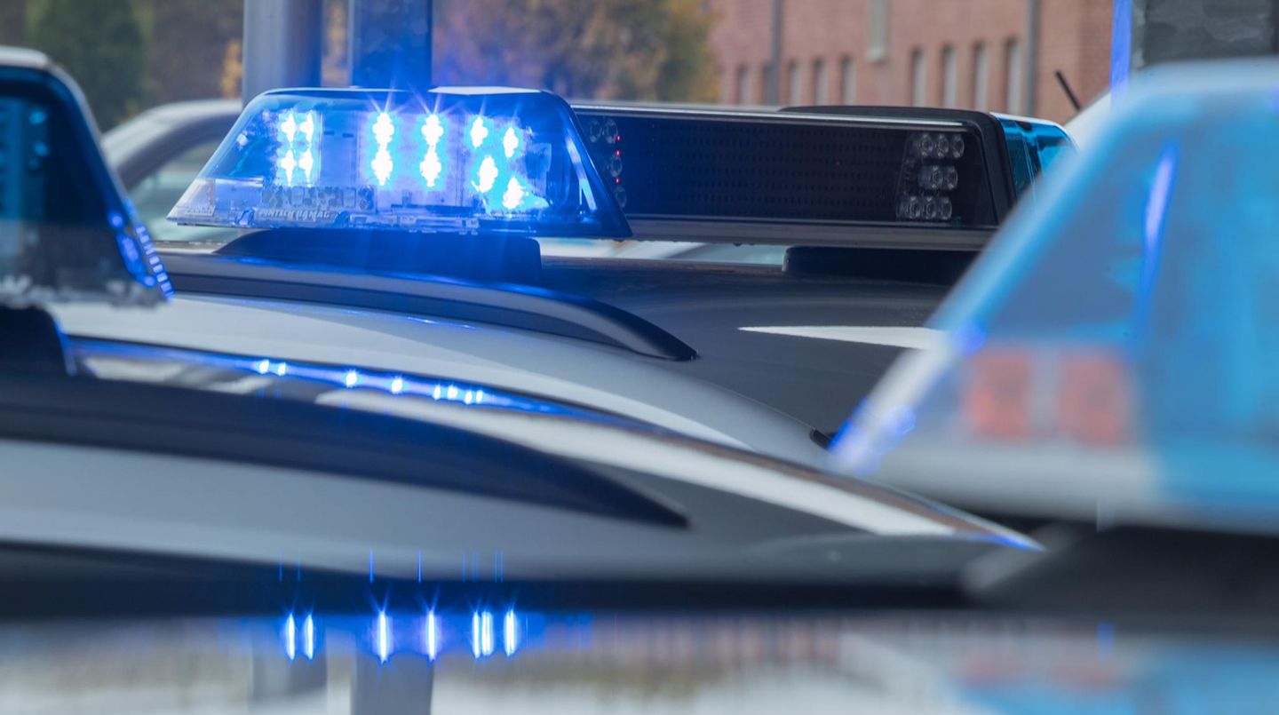 Das Blaulicht auf einem Polizeiauto ist aktiviert.