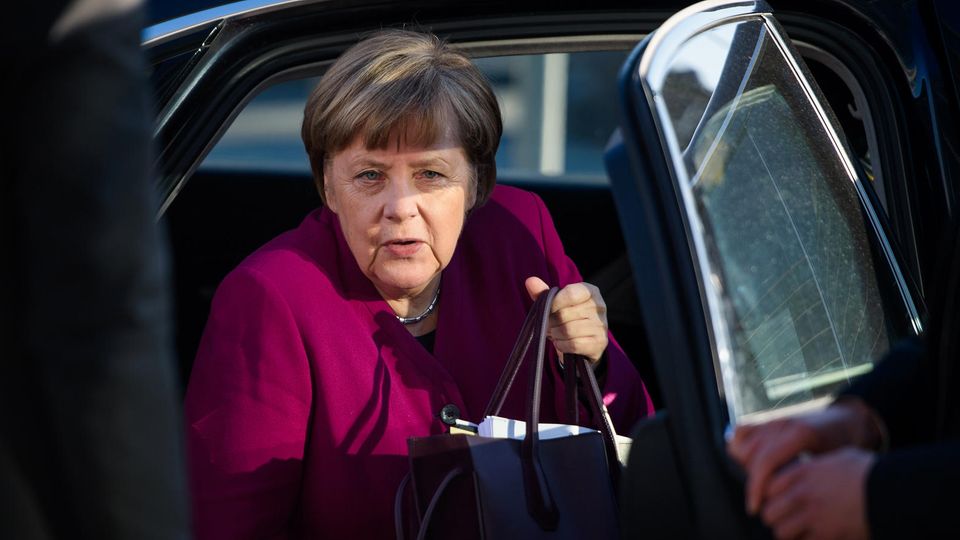 Angela Merkel steigt aus einem Auto