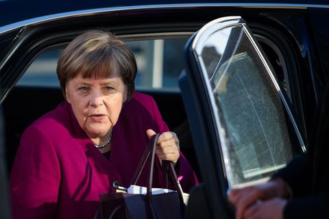 Angela Merkel steigt aus einem Auto