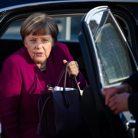 Angela Merkel steigt aus einem Auto