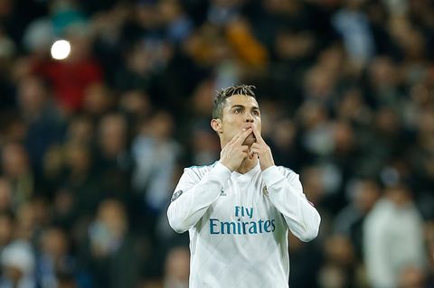Cristiano Ronaldo von Real Madrid wirft Luftküsse ins Publikum nach seinem Tor gegen Paris St. Germain