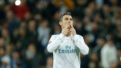 Cristiano Ronaldo von Real Madrid wirft Luftküsse ins Publikum nach seinem Tor gegen Paris St. Germain