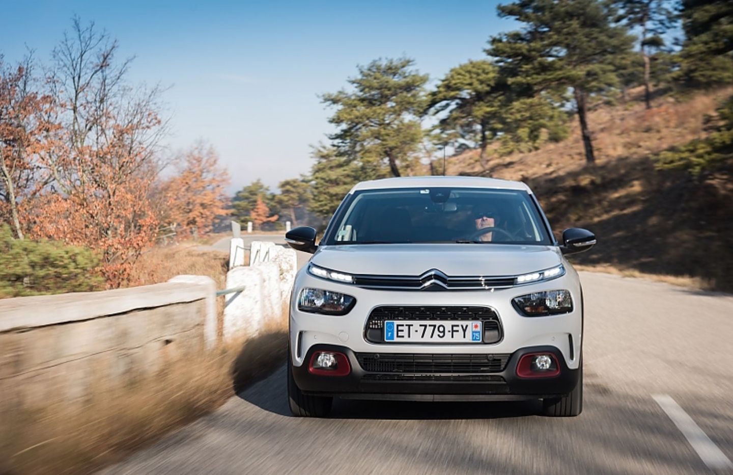 Der Citroën-Doppelwinkel ist auffällig