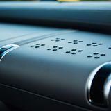 Die Klappe des Handschuhfachs ist asymetrisch