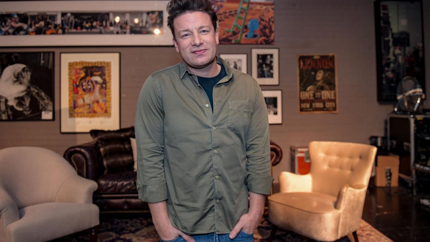 Jamie Oliver stellt in der One Kitchen Kochschule in Hamburg