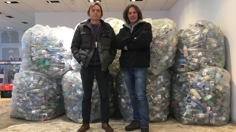 Uwe Tröger (links) und Stephan Karrenbauer vor den gesammelten Pfandflaschen. Uwe Tröger (links) und Stephan Karrenbauer vor den gesammelten Pfandflaschen.