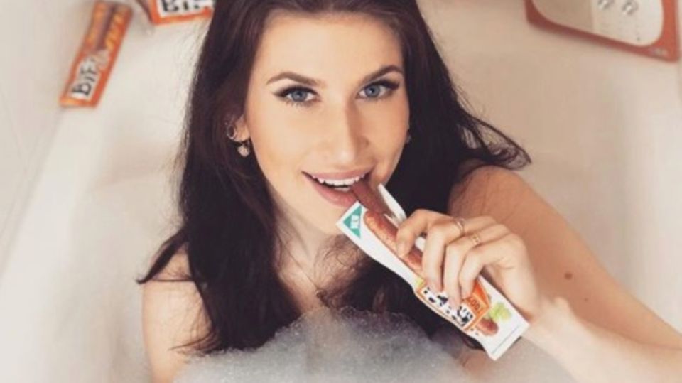 Absurder Instagram-Post: Was macht die Bifi in der Badewanne? Diese "Werbung" geht total schief