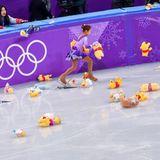 Plüschtier-Kult: Die japanischen Fans lieben den Eiskunstläufer Yuzuru Hanyu. Nach seinem Kurzprogramm warfen sie massenhaft Winnie-the-Poohs auf das Eis. In in der Heimat soll Hanyu ein ganzes Zimmer voll mit dem Plüschtieren haben.
