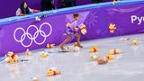 Plüschtier-Kult: Die japanischen Fans lieben den Eiskunstläufer Yuzuru Hanyu. Nach seinem Kurzprogramm warfen sie massenhaft Winnie-the-Poohs auf das Eis. In in der Heimat soll Hanyu ein ganzes Zimmer voll mit dem Plüschtieren haben.