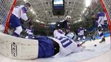 Voll geblockt: Der Torwart der slowakischen Eishockey-Mannschaft wehrt mit vollem Einsatz den Torschuss von US-Boy Chad Kolarik ab. Am Ende gewannen die Amerikaner das Spiel mit 2:1