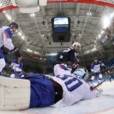 Voll geblockt: Der Torwart der slowakischen Eishockey-Mannschaft wehrt mit vollem Einsatz den Torschuss von US-Boy Chad Kolarik ab. Am Ende gewannen die Amerikaner das Spiel mit 2:1