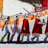 Gänsemarsch auf's Podium: Die drei Medaillengewinnerinnen im Frauen-Slalom, die Schweizerin Wendy Holdener (l., Silber), die Schwedin Frida Hansdotter (Gold) und die Österreicherin  Katharina Gallhuber (Bronze) spazieren hinter den Südkoreanerinnen her, die in einer ersten Zeremonie nach dem Wettkampf den Olympia-Tiger verleihen. Die Medaillenvergabe erfolgt dann später auf dem Olympic Plaza.