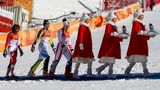 Gänsemarsch auf's Podium: Die drei Medaillengewinnerinnen im Frauen-Slalom, die Schweizerin Wendy Holdener (l., Silber), die Schwedin Frida Hansdotter (Gold) und die Österreicherin  Katharina Gallhuber (Bronze) spazieren hinter den Südkoreanerinnen her, die in einer ersten Zeremonie nach dem Wettkampf den Olympia-Tiger verleihen. Die Medaillenvergabe erfolgt dann später auf dem Olympic Plaza.