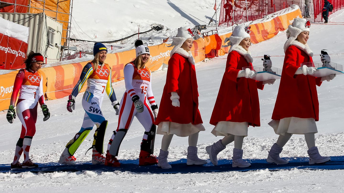 Gänsemarsch auf's Podium: Die drei Medaillengewinnerinnen im Frauen-Slalom, die Schweizerin Wendy Holdener (l., Silber), die Schwedin Frida Hansdotter (Gold) und die Österreicherin  Katharina Gallhuber (Bronze) spazieren hinter den Südkoreanerinnen her, die in einer ersten Zeremonie nach dem Wettkampf den Olympia-Tiger verleihen. Die Medaillenvergabe erfolgt dann später auf dem Olympic Plaza.