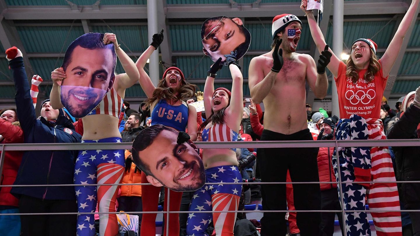 Rodel-Party: Yeah, US-Fans feiern Chris Mazdzer auf der Eisbahn. Der US-Rodler gewann Silber.