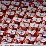 Roter Block: Die Cheerleader aus Nordkorea gehören mit ihren skurrilen Auftritten definitiv zu den Stars in Pyeongchang. Hier unterstützen sie das nordkoreanische Eiskunstlauf-Paar