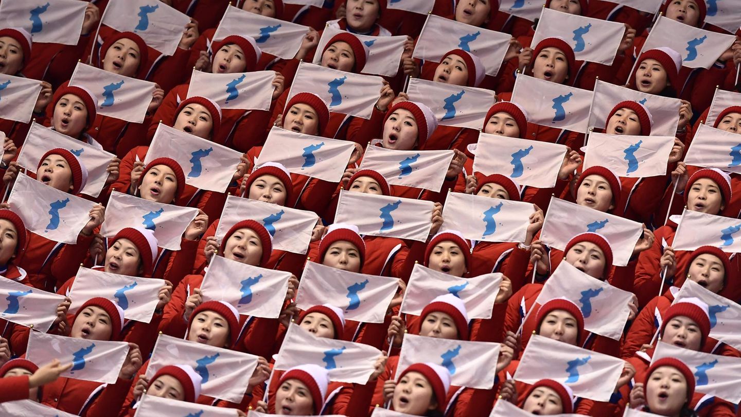 Roter Block: Die Cheerleader aus Nordkorea gehören mit ihren skurrilen Auftritten definitiv zu den Stars in Pyeongchang. Hier unterstützen sie das nordkoreanische Eiskunstlauf-Paar