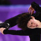 Biegsamer Körper: Der japanische Eiskunstläufer Kiji Tanaka dreht sich voller Hingabe auf dem Eis. Mit der Medaillenvergabe wird er aber nichts zu tun haben.