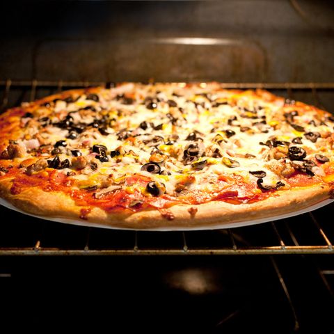 Eine Fertigpizza im Backofen