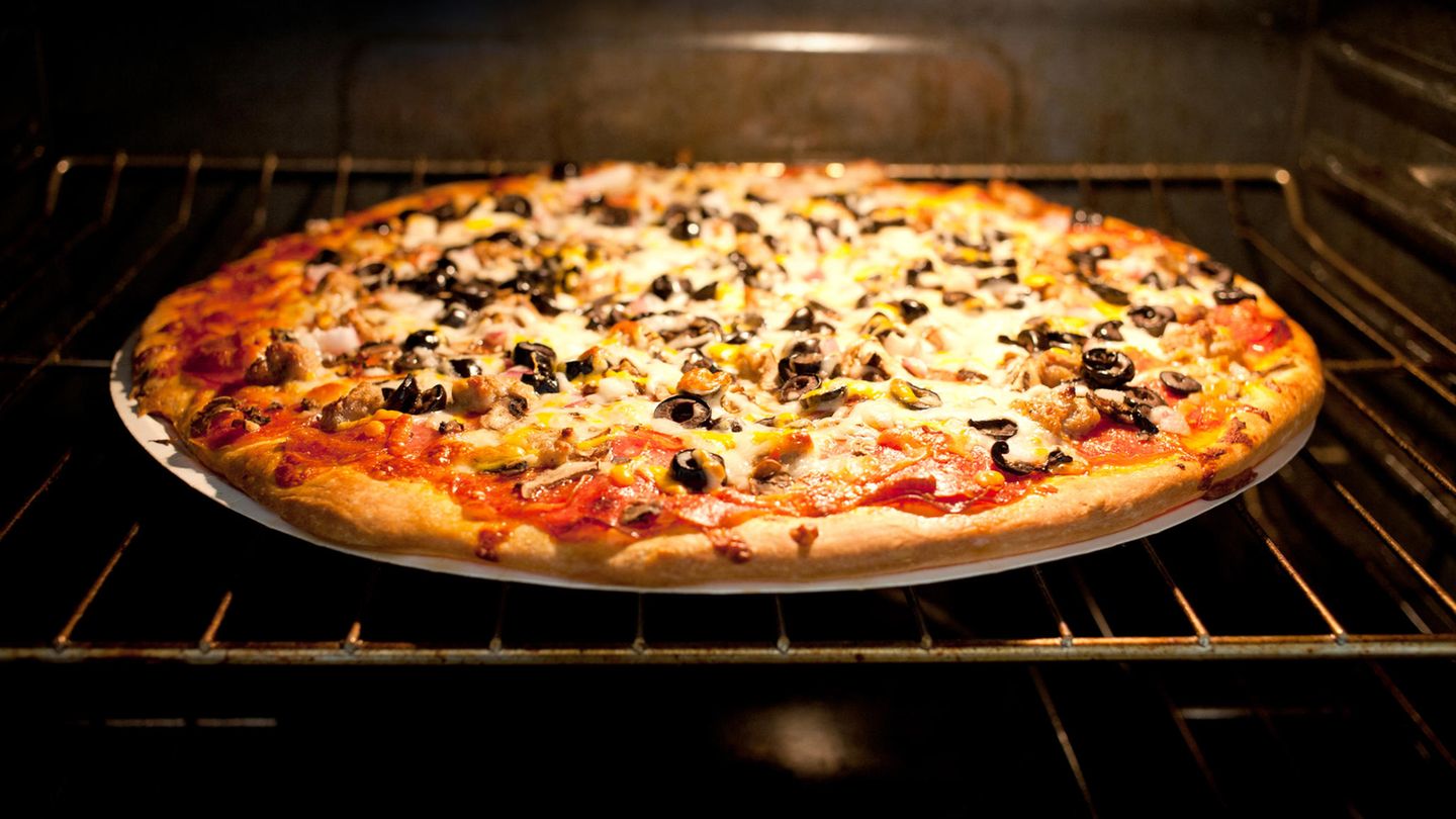 Eine Fertigpizza im Backofen