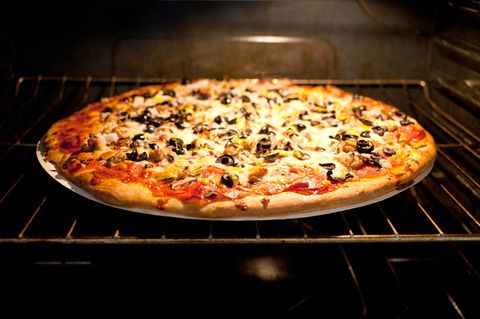 Eine Fertigpizza im Backofen