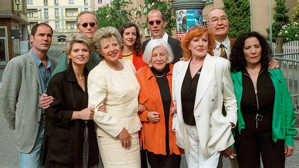 Viele Schauspieler der Serie sind seit mehr als 30 Jahren dabei, etwa Marie-Luise Marjan als Helga Beimer (4. v. l.)